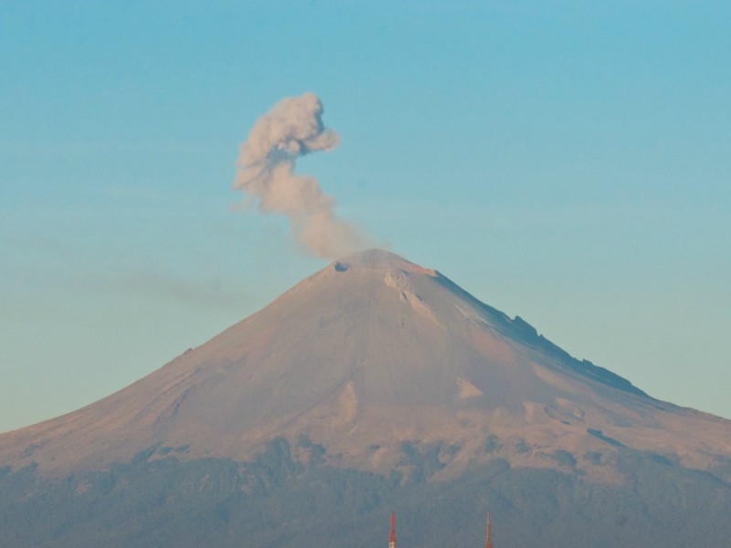 Popocatépetl emite 63 fumarolas con vapor de agua