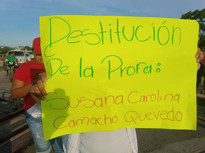 Por 4 horas bloquean carretera Acapulco-Zihuatanejo, exigen destitución de profesoras