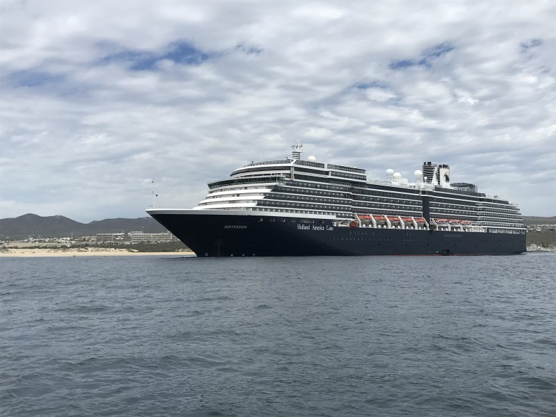 Por abastecimiento, buque Oosterdam se abrió a la mar