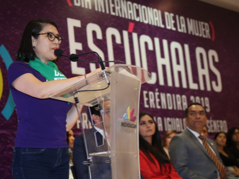 Por aborto legal piden en entrega de presea