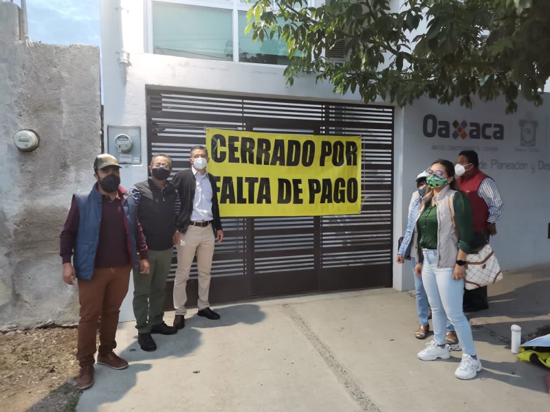 Por adeudos, arrendatarios toman oficinas de salud en Oaxaca