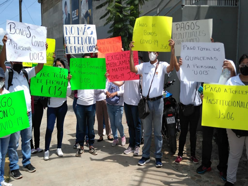 Por adeudos, trabajadores de la Jurisdicción Sanitaria 06 realizan protesta