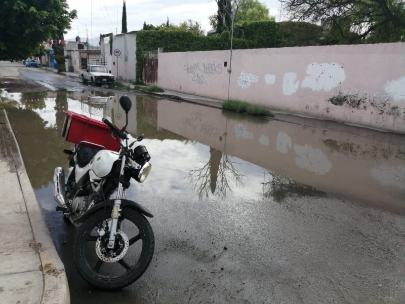 Por aguas negras bloquean libramiento