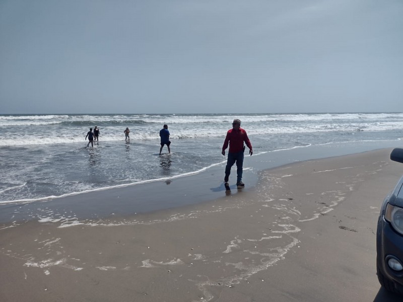 Por alto oleaje cierran a bañistas Playa Las Glorias