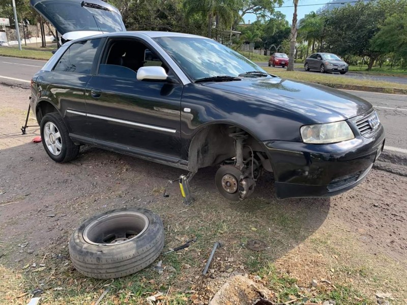 Por baches; automovilistas califican como mala administración municipal