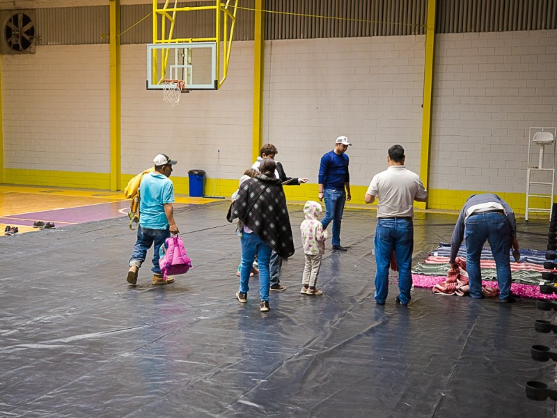 Por bajas temperaturas habilitan refugio para familias en condiciones precarias