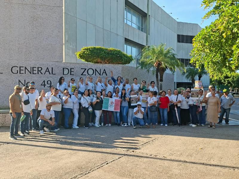 Por bajos salarios y desabasto protestan trabajadores del IMSS en Los Mochis