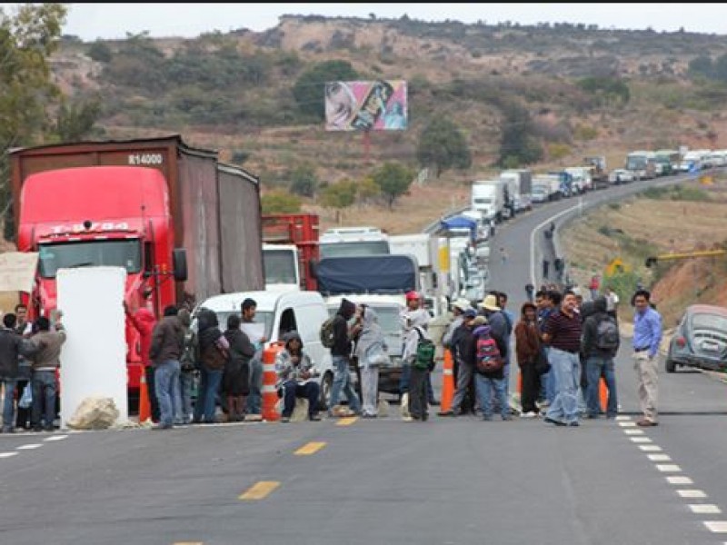 Por bloqueos y demandas incomunicada la capital