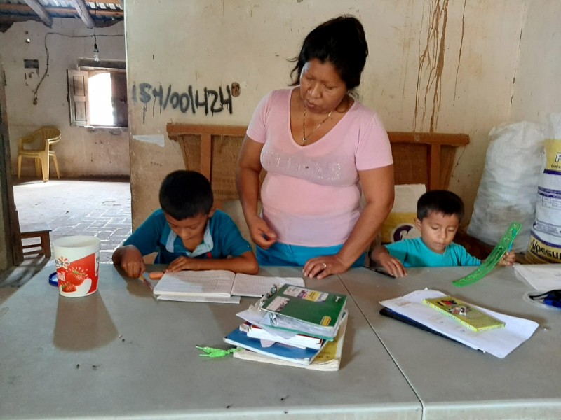 Por carencias tecnológicas, padres de familias se convierten en docentes