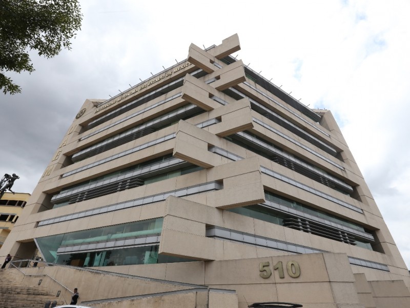 Por casos de COVID-19 cierran edificio de UAEM