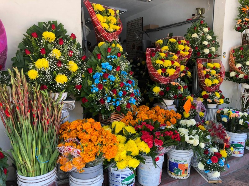Por cierre de panteones, floristas reportan ventas muertas