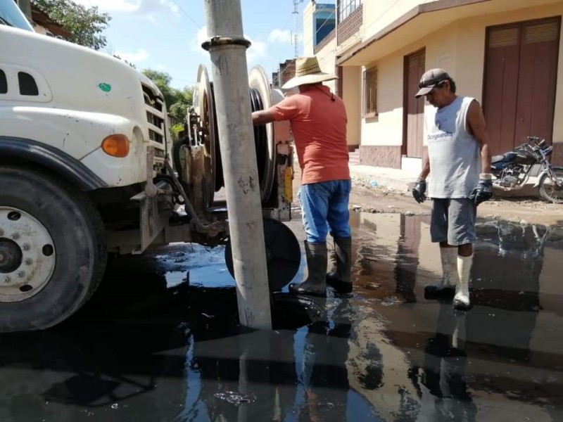 Por colapso y para evitar inundaciones desazolvan alcantarillado en Tuxpan