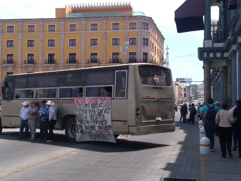 Por conflicto agrario manifestantes bloquean avenida México