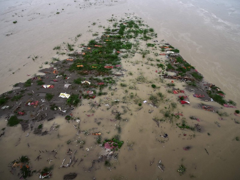 Por crecida del río Ganges en India, emergen cuerpos