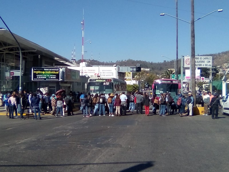 Por cuarto día maestros bloquean vialidades en Oaxaca
