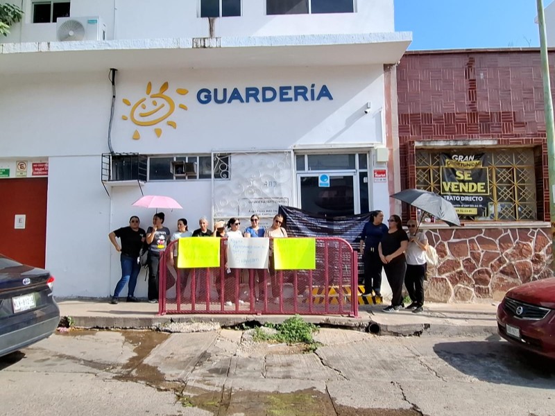 Por cuarto día, trabajadoras mantienen protesta y toman guardería Canaco U-1122