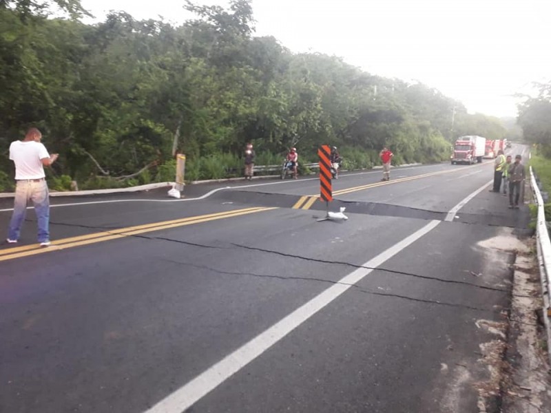 Por daños, Manzanillo suspenden paso de vehículos pesados hacia Cihuatlán