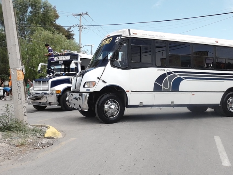 Por defender su ruta, transportistas del Cereso bloquean vialidad