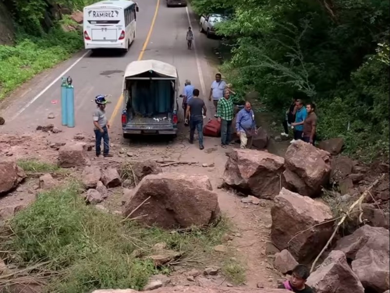 Por derrumbe ayudan indígenas a transportar oxígeno en sierra nayarita