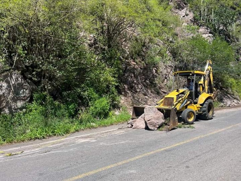 Por derrumbe realizan limpieza de carretera Coquimatlán-Pueblo Juárez
