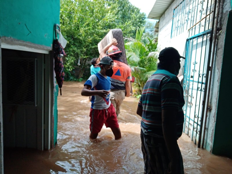Por desfogue de presa, se inundan 25 viviendas en Pungarabato