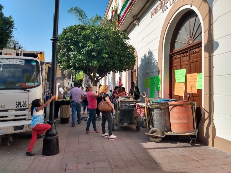 Por despidos, sindicalizados toman presidencia de Lerdo