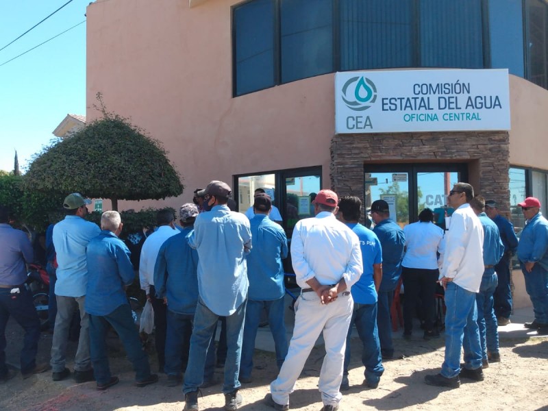 Por detención de pensiones, trabajadores de la CEA se manifiestan