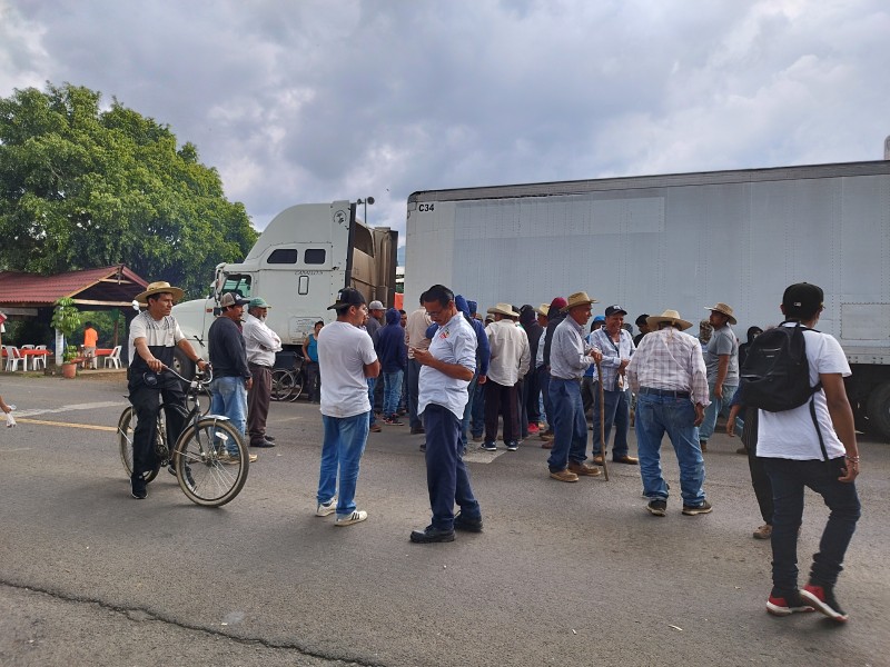 Por detención ilegal de comuneros, realizan bloqueo carretero en Acachuén