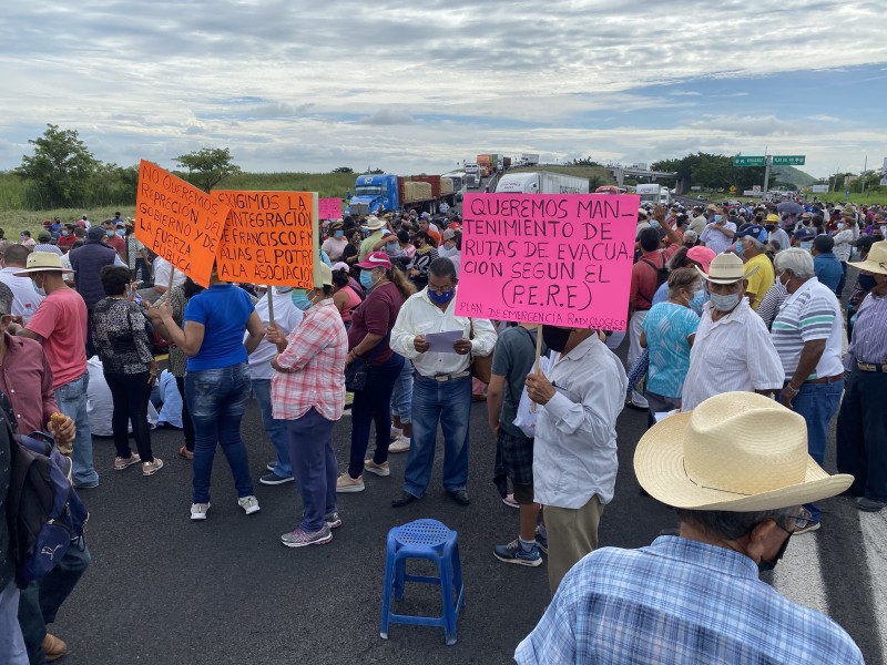 Por esta razón bloquearon durante horas la carretera Xalapa-Veracruz