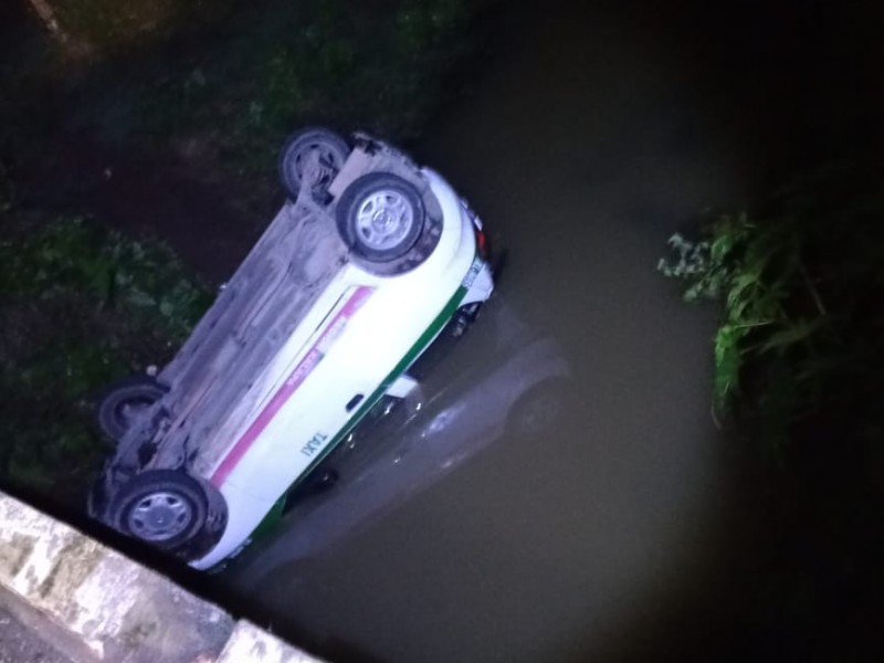 Por evitar choque, taxista terminó volcado en río Coapexpan