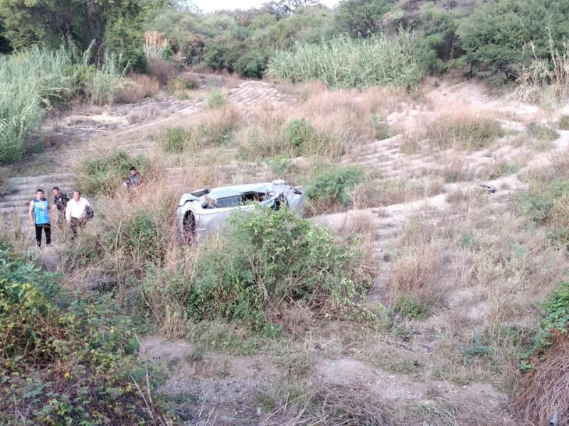 Por exceso de velocidad se sale de carretera