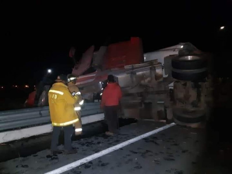 Por exceso de velocidad tráiler volcó en autopista Guadalajara-Tepic