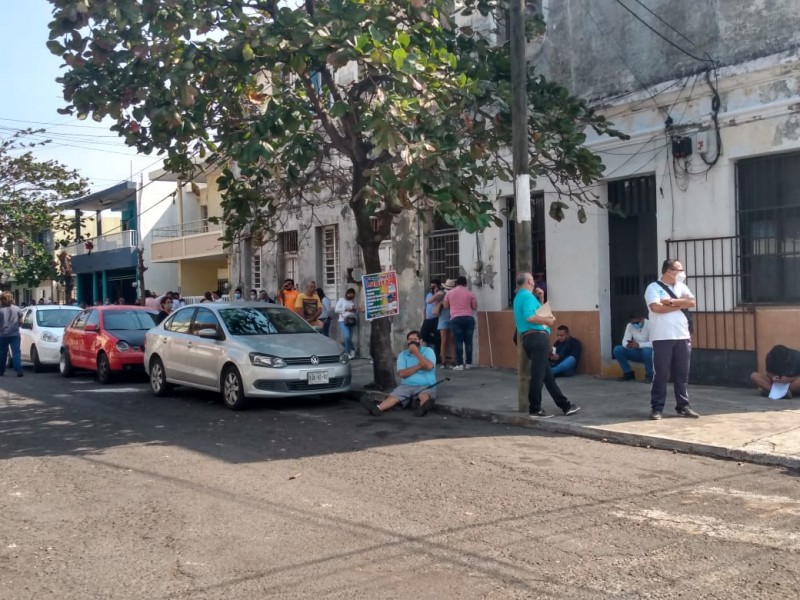 Por falla en sistema, largas filas en tránsito de Veracruz