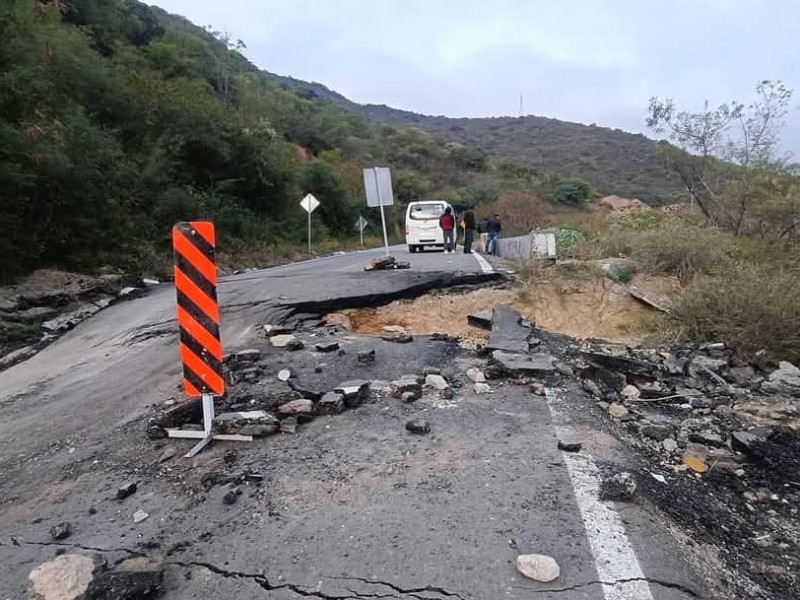 Por falla geológica cierran carretera Oaxaca - Tuxtepec