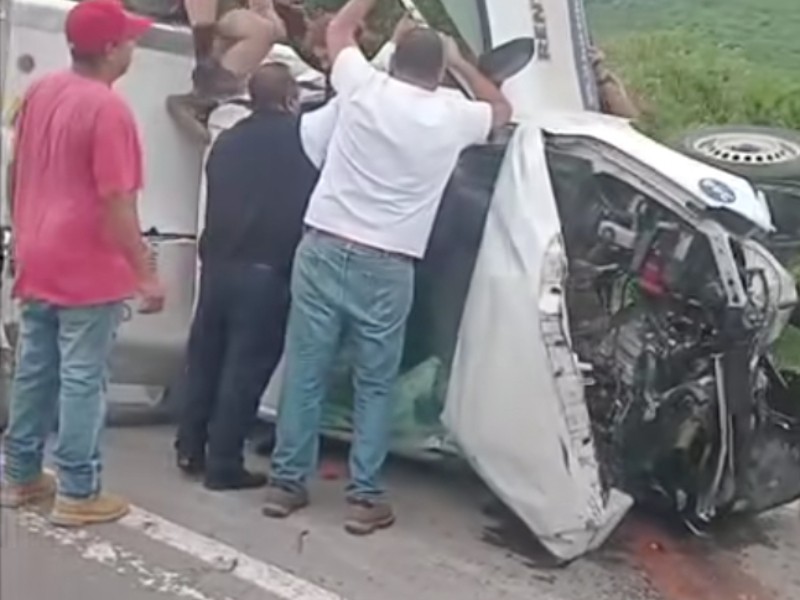 Por falla mecánica se impacta camioneta sobre autopista Colima-Manzanillo