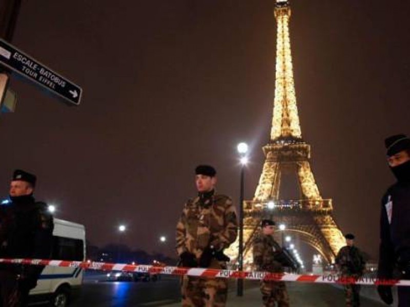 Por falsa amenaza de bomba desalojan Torre Eiffel