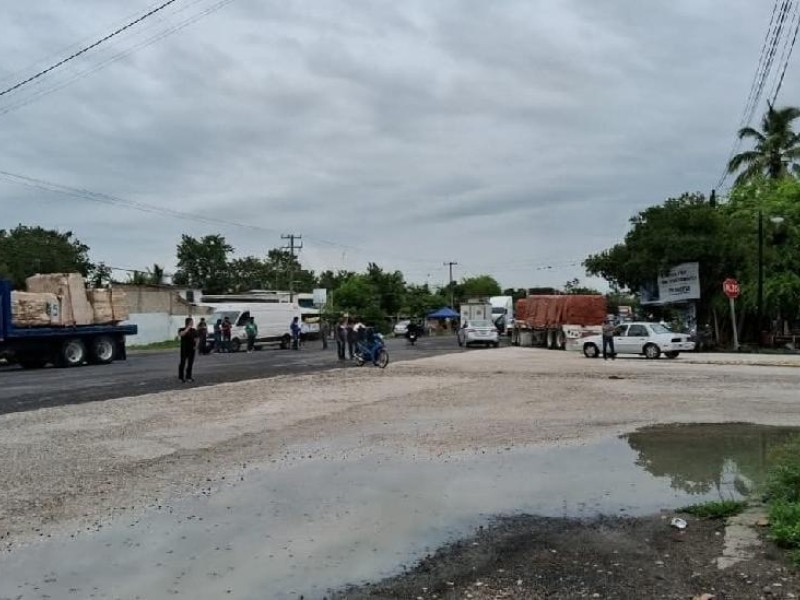 Por falta de agua, cierran carretera en Carrizal