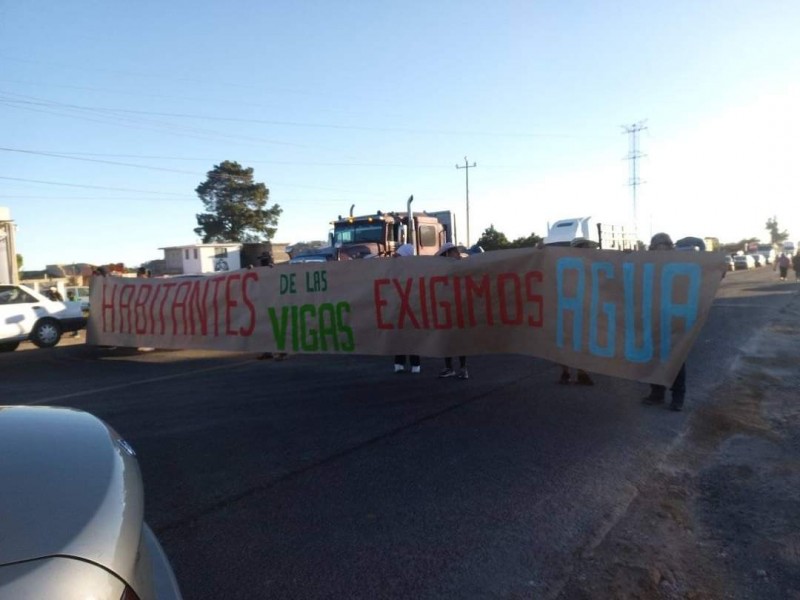 Por falta de agua habitantes de Las Vigas bloquean carretera