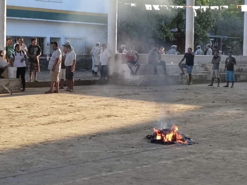 Por falta de apoyos; damnificados queman boletas en Oaxaca