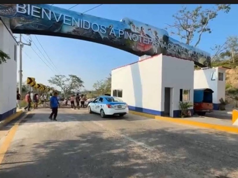 Por falta de censos en Pinotepa bloquean la carretera federal 200