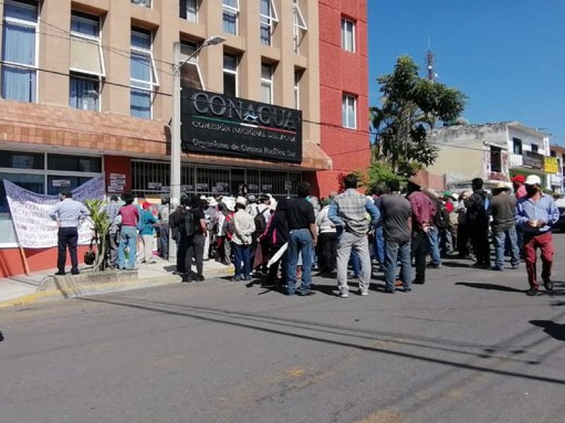 Por falta de cumplimiento toman simbolicamente CONAGUA-Oaxaca