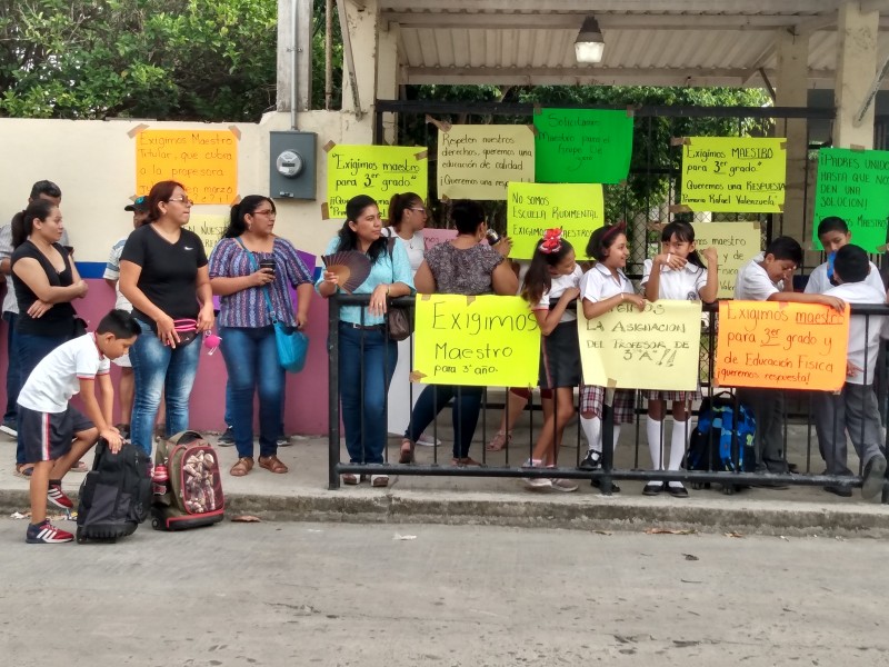 Por falta de docentes, papás toman primaria