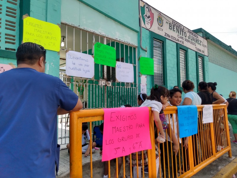 Por falta de docentes, toman instalaciones de primaria