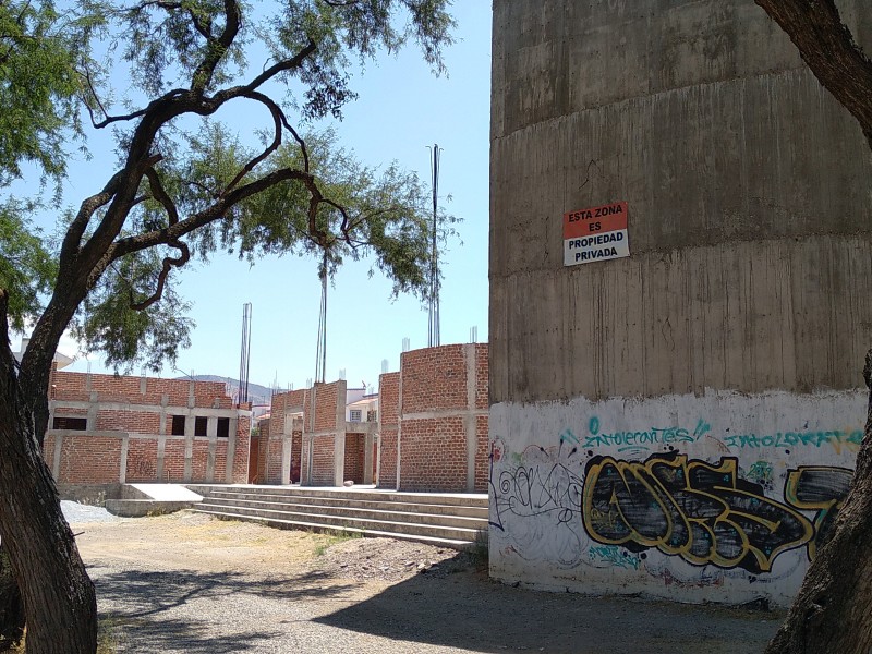 Frenan obras del templo en Brisas del Lago.