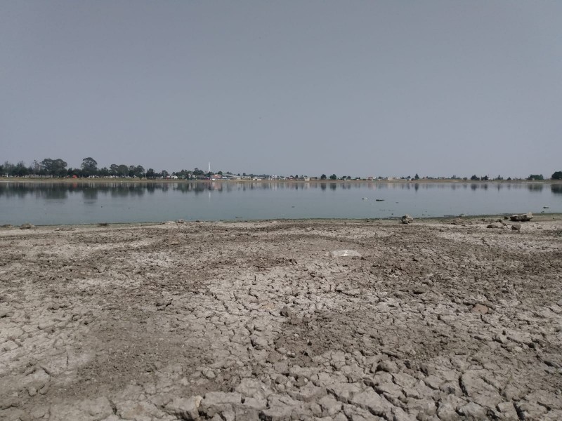 Por falta de lluvias vacían agua de laguna en Toluca