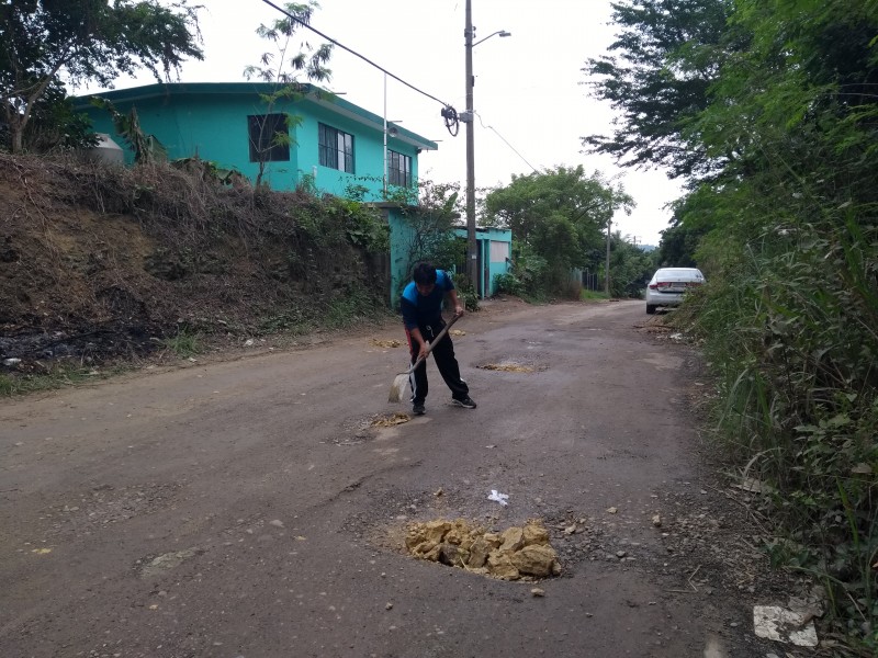 Entre vecinos mejoran condiciones de calle