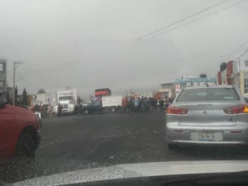 Por falta de servicios bloquean carretera pobladores de Cuyoaco