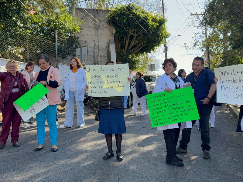 Por falta de sueldos, protestan trabajadores del Sector Salud ...