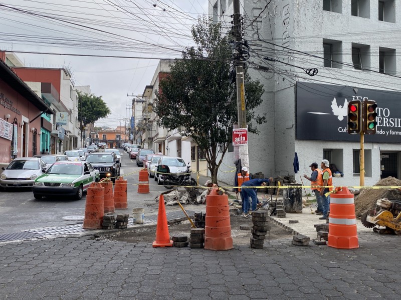 ¡Por fin! Así reparan esquina de Bremont y Santos Degollado