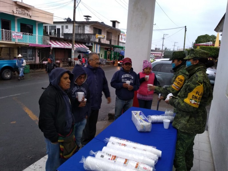 Por frío Sedena reparte bebidas calientes en CerroAzul